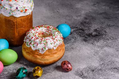Paskalya pastası ve renkli yumurtalar.