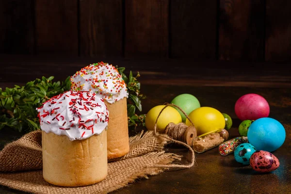 Paskalya pastası ve renkli yumurtalar.