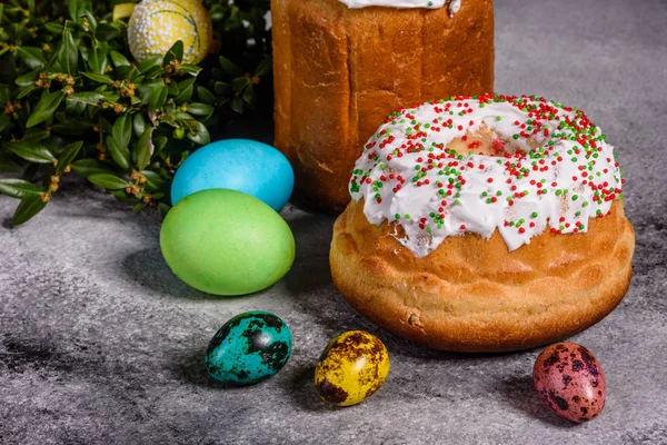 Paskalya pastası ve renkli yumurtalar.