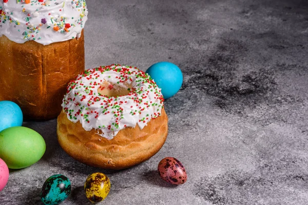 Paskalya pastası ve renkli yumurtalar.