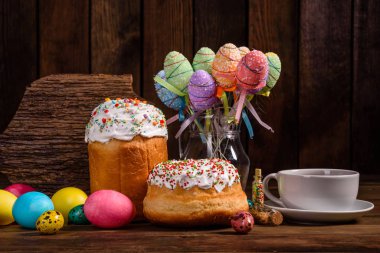 Paskalya pastası ve renkli yumurtalar.