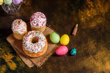 Paskalya pastası ve renkli yumurtalar.