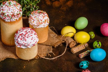 Paskalya pastası ve renkli yumurtalar.