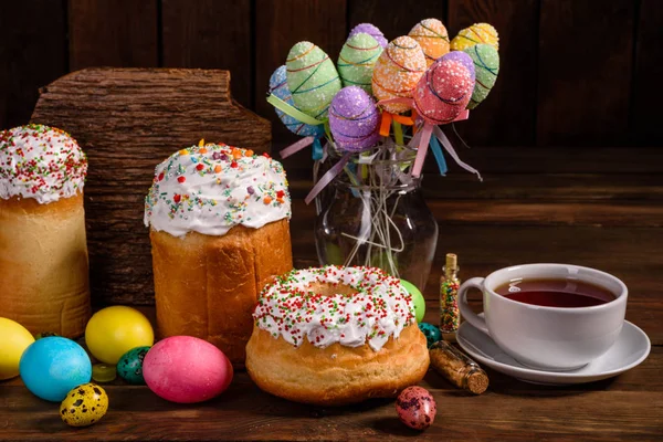Пасхальный торт и разноцветные яйца на темном фоне — стоковое фото