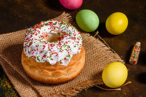 Osterkuchen und bunte Eier auf dunklem Hintergrund — Stockfoto