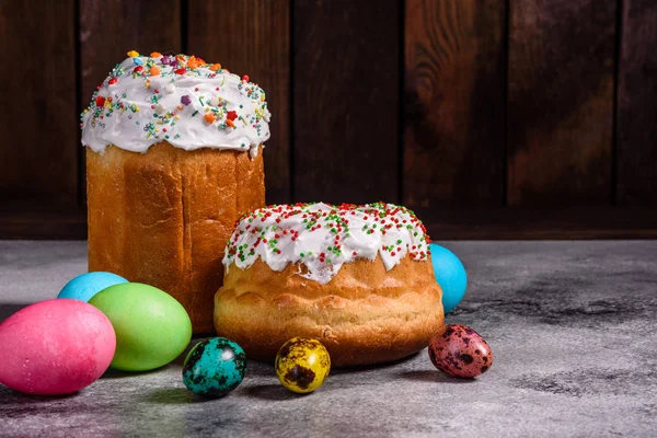 Osterkuchen und bunte Eier auf dunklem Hintergrund — Stockfoto