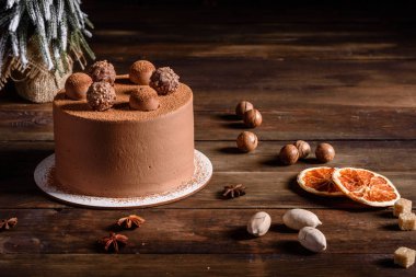 Lezzetli mantarlı kek ve güzel zencefilli ekmekli Noel masası.