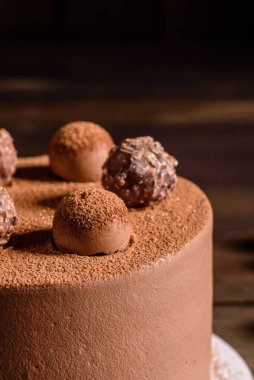 Lezzetli mantarlı kek ve güzel zencefilli ekmekli Noel masası.