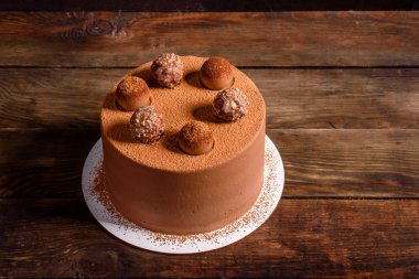 Lezzetli mantarlı kek ve güzel zencefilli ekmekli Noel masası.