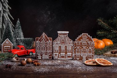 Lezzetli mantarlı kek ve güzel zencefilli ekmekli Noel masası.