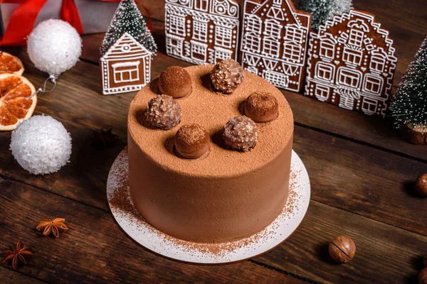 Рождественский праздничный стол с вкусным тортом из трюфелей и прекрасными пряностями — стоковое фото