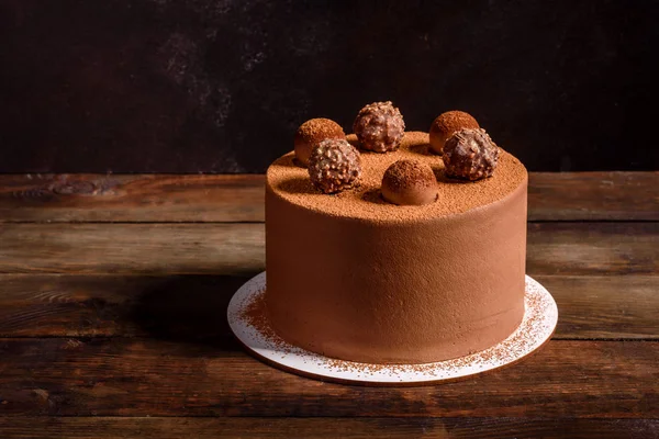 Weihnachtstisch mit leckerem Trüffelkuchen und schönen Lebkuchen — Stockfoto