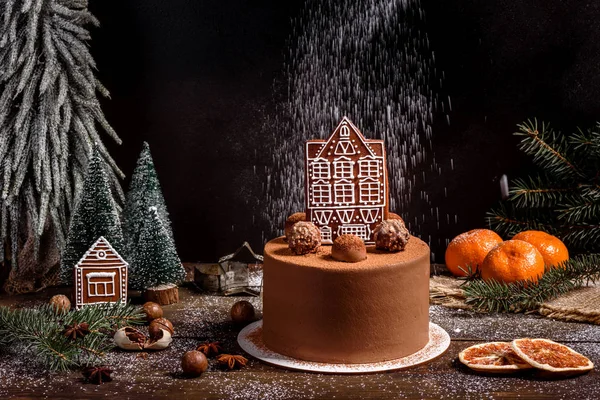 Рождественский праздничный стол с вкусным тортом из трюфелей и прекрасными пряностями — стоковое фото
