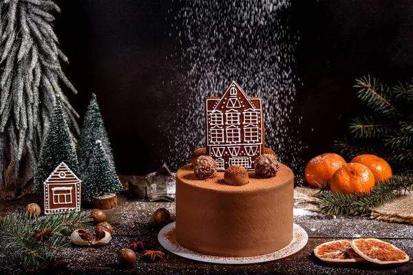 Table de vacances de Noël avec délicieux gâteau à la truffe et beaux pains d'épice — Photo