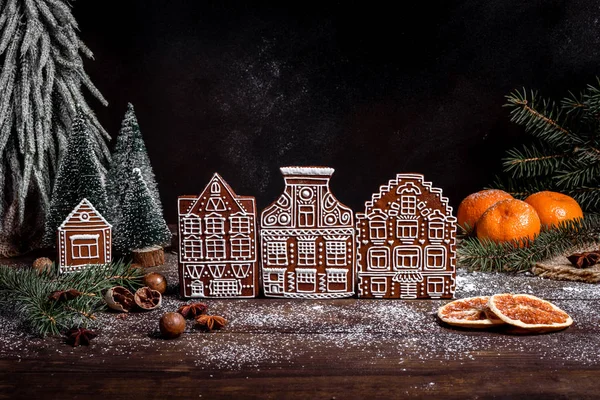 Vánoční sváteční stůl s lahodným lanýžovým dortem a krásnými perníčky — Stock fotografie
