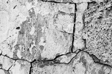 Çatlakları ve çizikleri olan beton bir duvarın dokusu arka plan olarak kullanılabilir.
