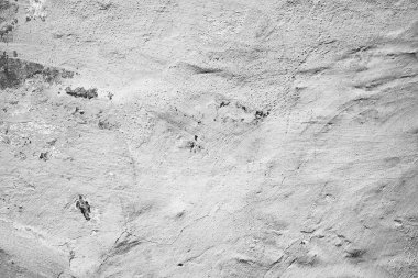 Çatlakları ve çizikleri olan beton bir duvarın dokusu arka plan olarak kullanılabilir.