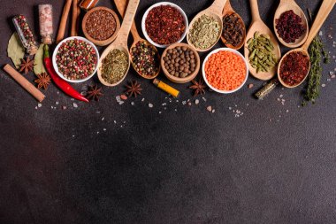 Baharat ve bitki seti. Hint mutfağı. Biber, tuz, kırmızı biber, fesleğen ve diğer koyu bir arka planda.