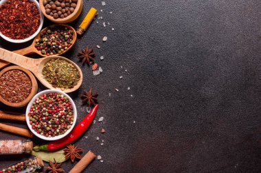 Baharat ve bitki seti. Hint mutfağı. Biber, tuz, kırmızı biber, fesleğen ve diğer koyu bir arka planda.