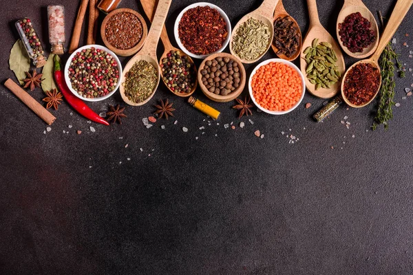 Baharat ve bitki seti. Hint mutfağı. Biber, tuz, kırmızı biber, fesleğen ve diğer koyu bir arka planda.