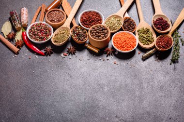 Baharat ve bitki seti. Hint mutfağı. Biber, tuz, kırmızı biber, fesleğen ve diğer koyu bir arka planda.