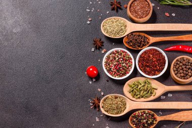 Baharat ve bitki seti. Hint mutfağı. Biber, tuz, kırmızı biber, fesleğen ve diğer koyu bir arka planda.