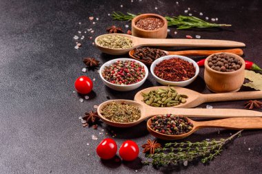 Baharat ve bitki seti. Hint mutfağı. Biber, tuz, kırmızı biber, fesleğen ve diğer koyu bir arka planda.