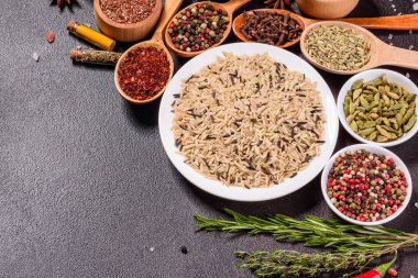 Baharat ve bitki seti. Hint mutfağı. Biber, tuz, kırmızı biber, fesleğen ve diğer koyu bir arka planda.