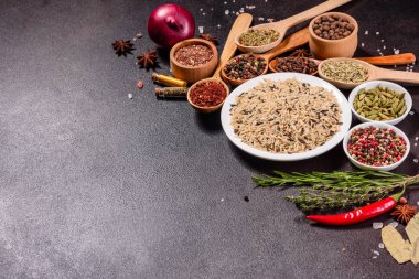 Baharat ve bitki seti. Hint mutfağı. Biber, tuz, kırmızı biber, fesleğen ve diğer koyu bir arka planda.