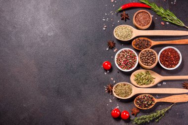 Baharat ve bitki seti. Hint mutfağı. Biber, tuz, kırmızı biber, fesleğen ve diğer koyu bir arka planda.