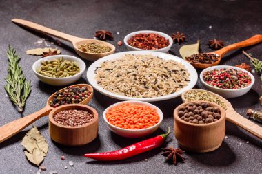 Baharat ve bitki seti. Hint mutfağı. Biber, tuz, kırmızı biber, fesleğen ve diğer koyu bir arka planda.