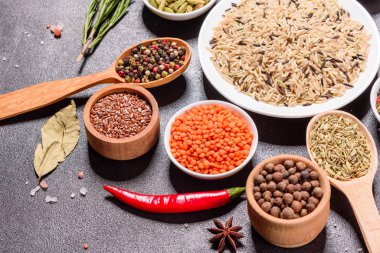 Baharat ve bitki seti. Hint mutfağı. Biber, tuz, kırmızı biber, fesleğen ve diğer koyu bir arka planda.