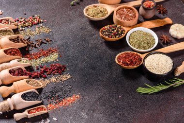 Baharat ve otlar siyah taş zemin üzerinde. Menü veya yemek tarifleri için boş alan ile Üstten Görünüm