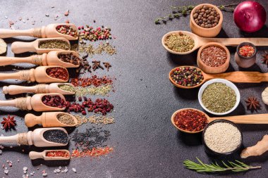 Baharat ve otlar siyah taş zemin üzerinde. Menü veya yemek tarifleri için boş alan ile Üstten Görünüm