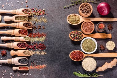 Baharat ve otlar siyah taş zemin üzerinde. Menü veya yemek tarifleri için boş alan ile Üstten Görünüm