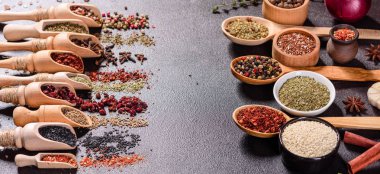 Baharat ve otlar siyah taş zemin üzerinde. Menü veya yemek tarifleri için boş alan ile Üstten Görünüm