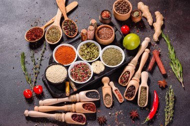 Baharat ve otlar siyah taş zemin üzerinde. Menü veya yemek tarifleri için boş alan ile Üstten Görünüm