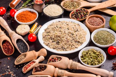 Baharat ve otlar siyah taş zemin üzerinde. Menü veya yemek tarifleri için boş alan ile Üstten Görünüm