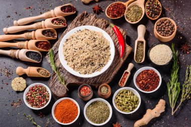 Baharat ve otlar siyah taş zemin üzerinde. Menü veya yemek tarifleri için boş alan ile Üstten Görünüm