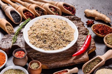 Baharat ve otlar siyah taş zemin üzerinde. Menü veya yemek tarifleri için boş alan ile Üstten Görünüm