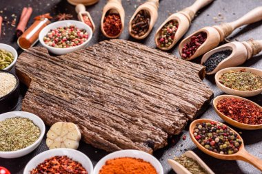 Baharat ve otlar siyah taş zemin üzerinde. Menü veya yemek tarifleri için boş alan ile Üstten Görünüm