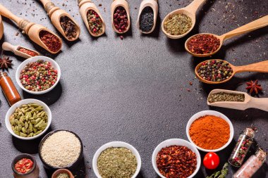 Baharat ve otlar siyah taş zemin üzerinde. Menü veya yemek tarifleri için boş alan ile Üstten Görünüm