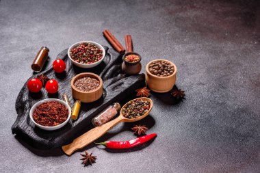 Baharat ve otlar siyah taş zemin üzerinde. Menü veya yemek tarifleri için boş alan ile Üstten Görünüm