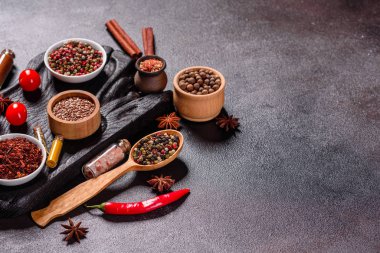 Baharat ve otlar siyah taş zemin üzerinde. Menü veya yemek tarifleri için boş alan ile Üstten Görünüm