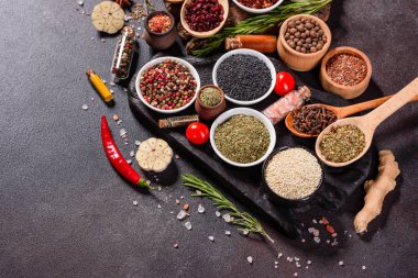 Baharat ve otlar siyah taş zemin üzerinde. Menü veya yemek tarifleri için boş alan ile Üstten Görünüm