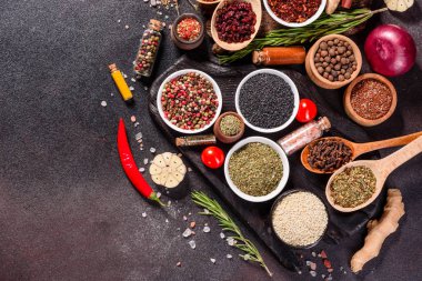 Baharat ve otlar siyah taş zemin üzerinde. Menü veya yemek tarifleri için boş alan ile Üstten Görünüm