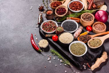 Baharat ve otlar siyah taş zemin üzerinde. Menü veya yemek tarifleri için boş alan ile Üstten Görünüm