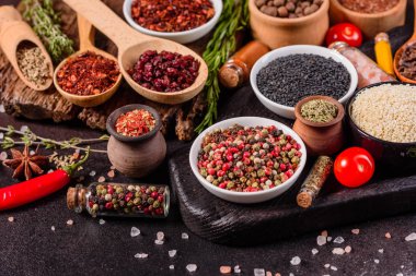 Baharat ve otlar siyah taş zemin üzerinde. Menü veya yemek tarifleri için boş alan ile Üstten Görünüm