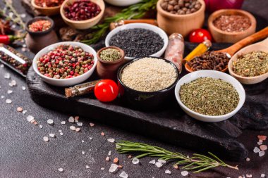 Baharat ve otlar siyah taş zemin üzerinde. Menü veya yemek tarifleri için boş alan ile Üstten Görünüm