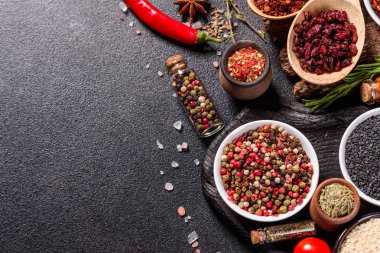 Baharat ve otlar siyah taş zemin üzerinde. Menü veya yemek tarifleri için boş alan ile Üstten Görünüm
